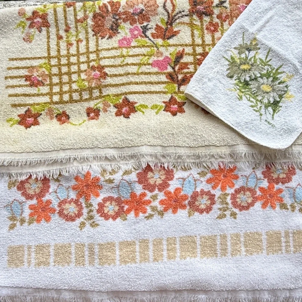 Vintage Floral Hand Towel and Washcloth Set 3pc Retro 70s Cotton Fringed
